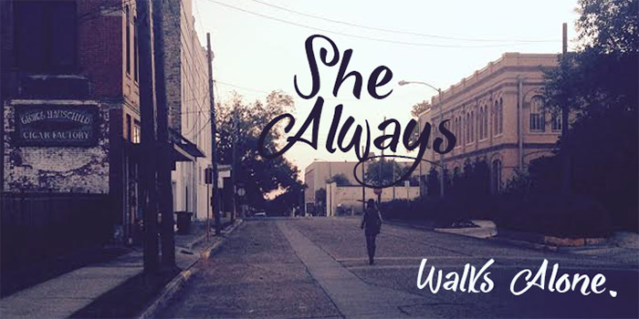 她总是独自一人走