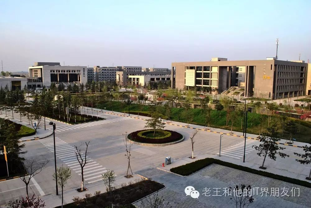 刚上大学的时候,学校新校区在秦岭脚下的东大国际.
