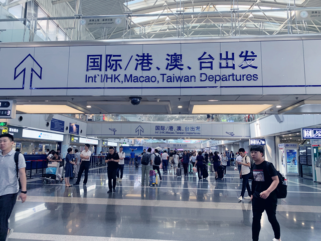 郭盛华现身北京机场，颇有IT男的风范，网友：疑似被招安了