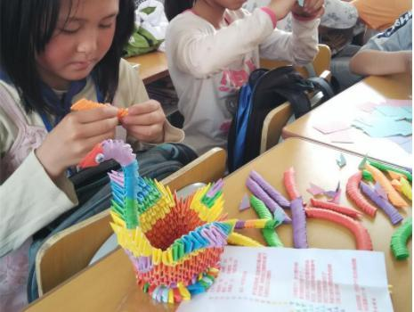 纸菠萝引发创业奇想，小伙经营三家店面，做起“插纸”生意