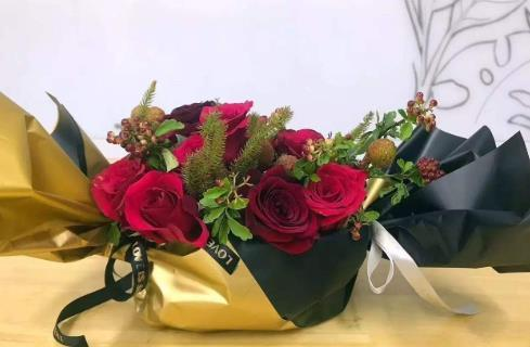 可爱女生开糖果花店，她两年时间就挣了一百万元