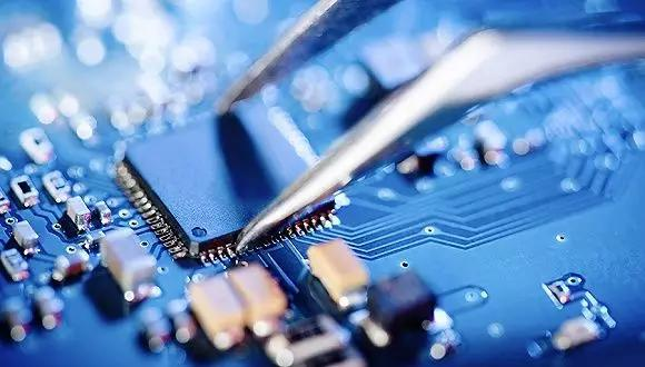 全球半导体最新排名：<mark data-type=institutions data-id=3437dab4-c82a-453e-8dd9-46a27001ab4f>英特尔</mark>头把交椅，内存市场低迷连累整体营收