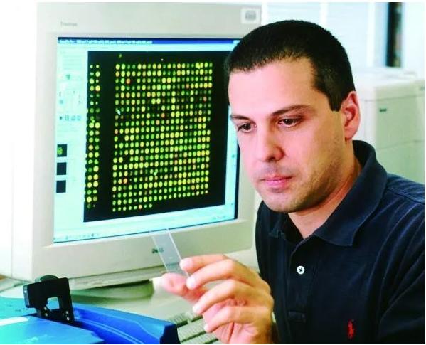 大数据有多可怕？科学家成功在DNA上编写sql，或能实现永生