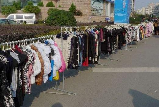 年轻夫妻自主创业，摆摊9年不仅摆出了车子房子，也遇到了爱情