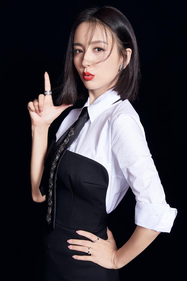 佟丽娅现身活动火力全开黑色裹身裙时髦大气未修图也美的惊艳