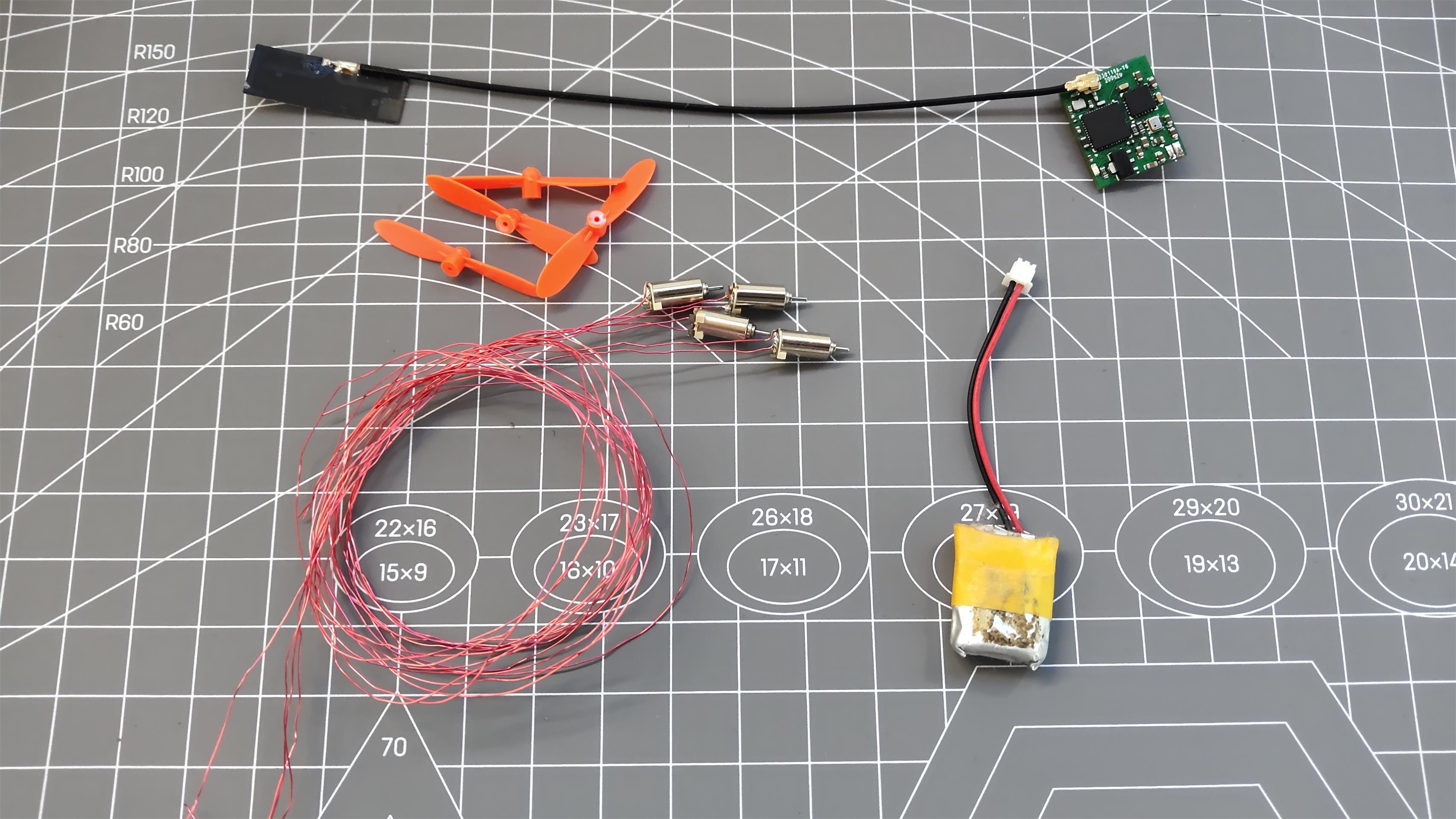 在气球中充满氦气,由于氦气密度小于空气平均密度,气球排开了一定体积