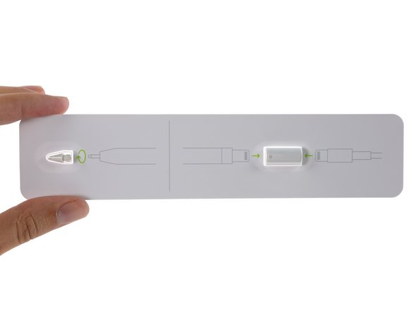 苹果在Apple Pencil中附带了可替换的笔尖和一个Lightning至Lightning的转接器，可以直接用iPhone或者iPad充电器进行充电。