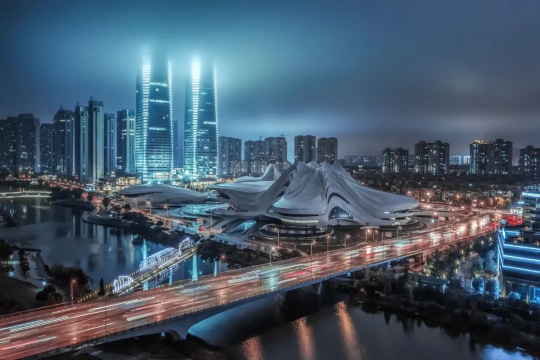 上半年gdp十强城市基本落定_夜晚城市图片(2)