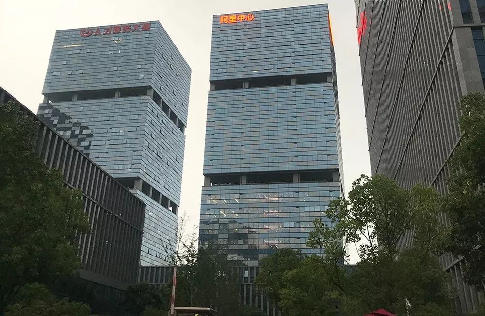 如今的南京,除了有苏宁,途牛等大本营的镇守,以及华为,阿里,微软,小米