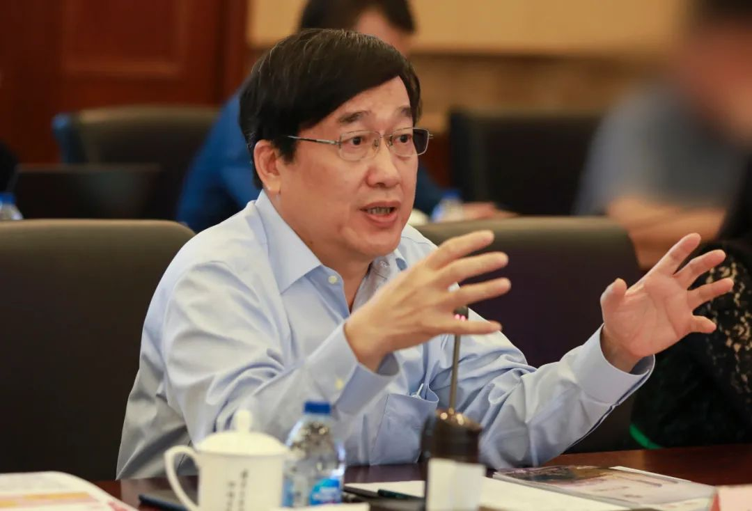 华为战略研究院院长徐文伟,2012实验室总裁何庭波随行