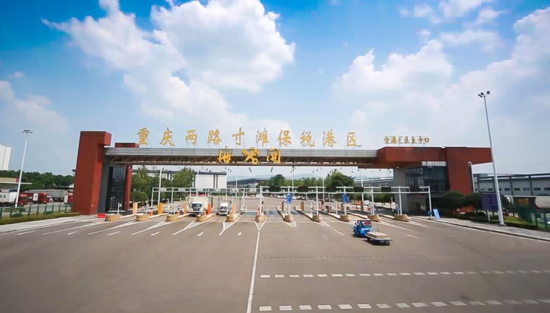 驭势科技无人物流拖车在重庆两路寸滩保税港区应用画面最后通过一段