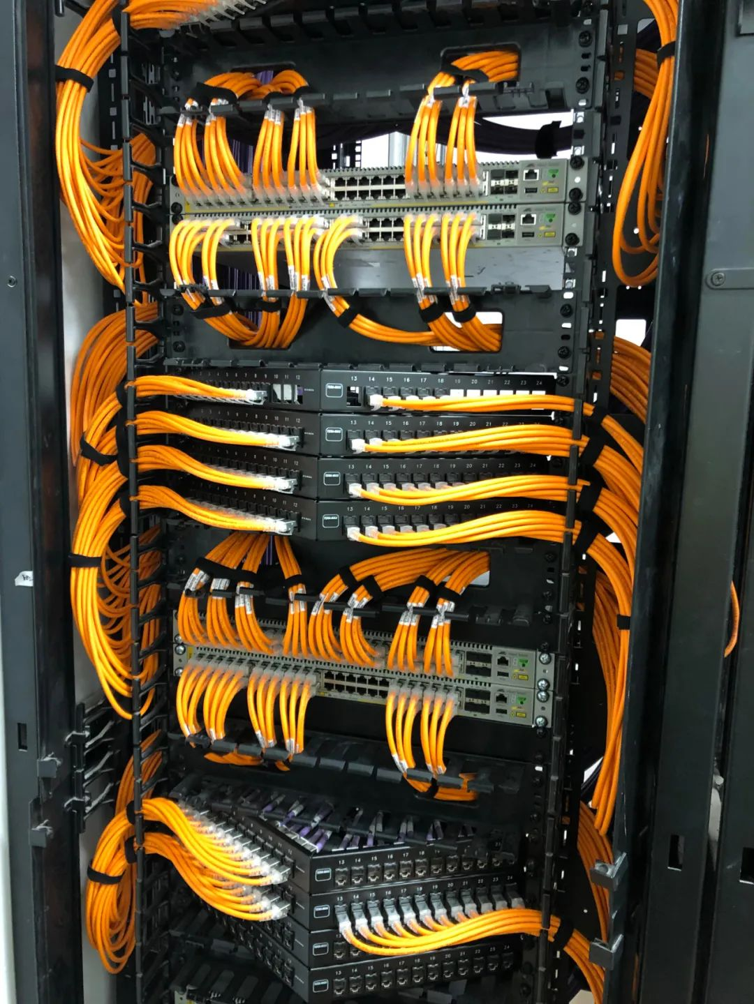 机房布线的至高境界美到窒息