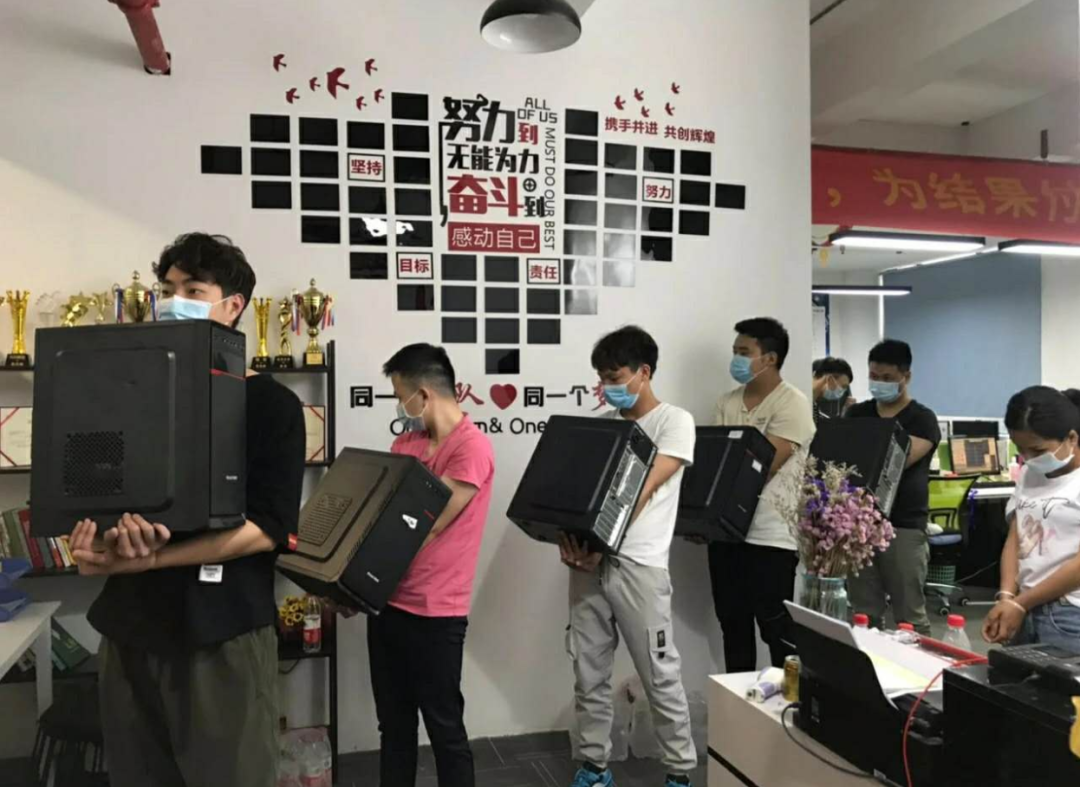 写着写着代码就被带上了警车面试码农小胖哥-