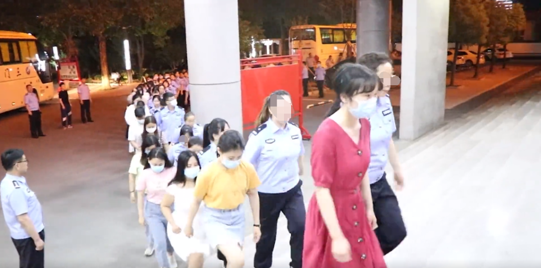 写着写着代码就被带上了警车面试码农小胖哥-