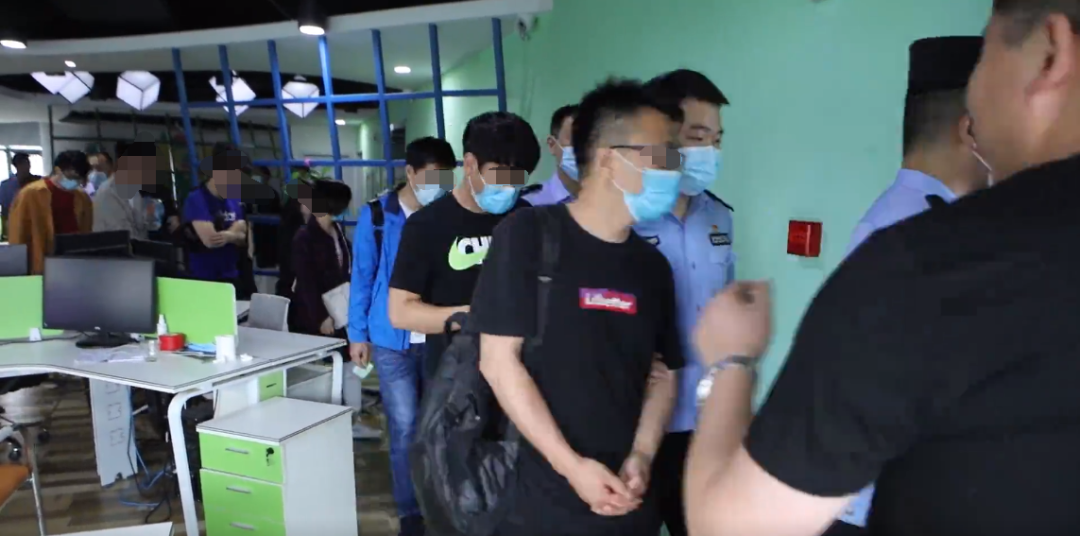 写着写着代码就被带上了警车面试码农小胖哥-