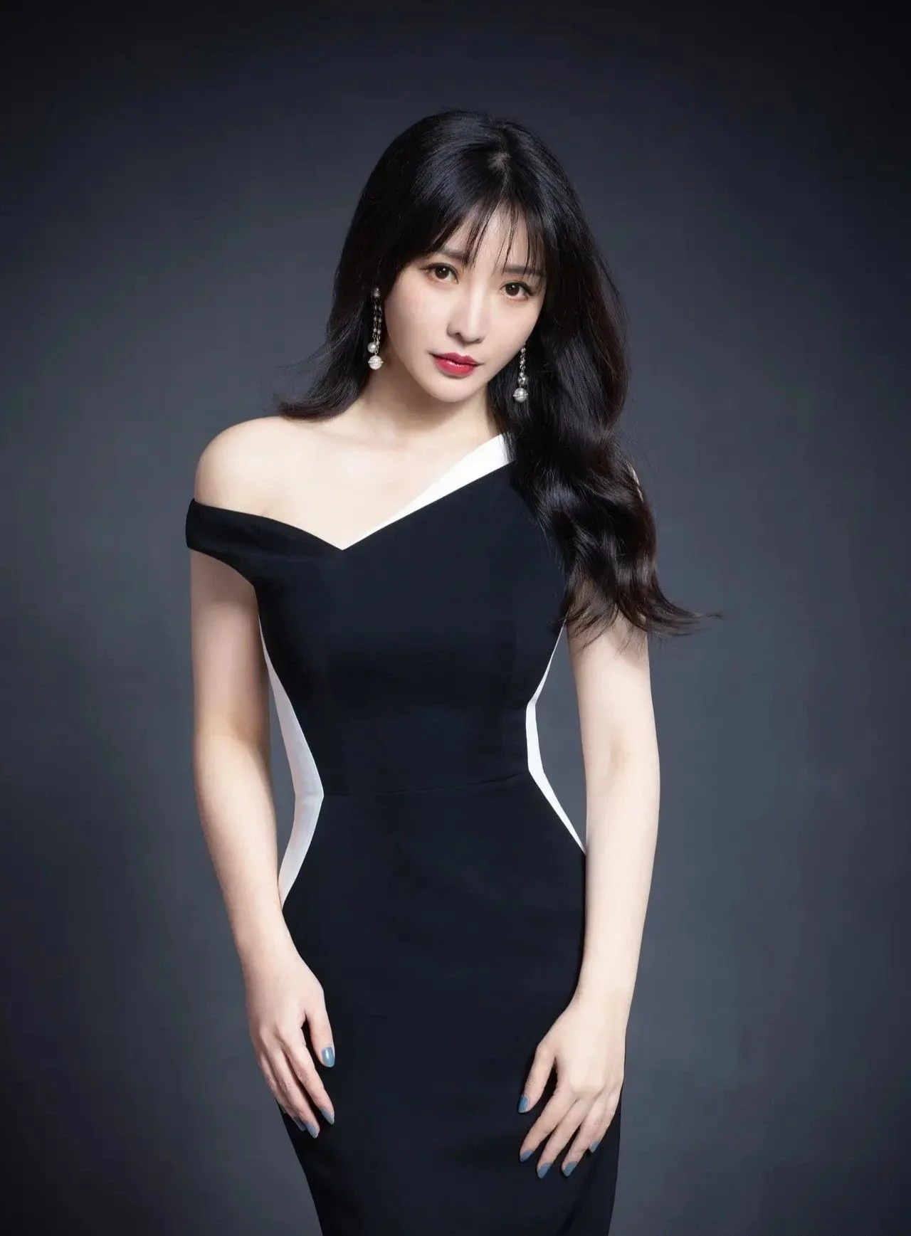 影视明星柳岩写真合集:时尚美艳,气质高贵!